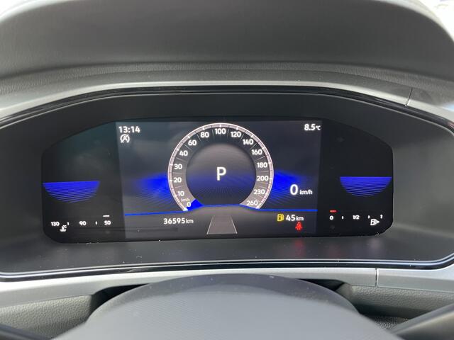 Volkswagen T-Roc 1.5 TSI Life / AUTOMAAT/ ADAPT. CRUISE/ DAB/ PARK. SENSOREN + CAMERA/ CLIMA/ STOELVERWARMING/ APP-CONNECT/ DIGITAL DASH