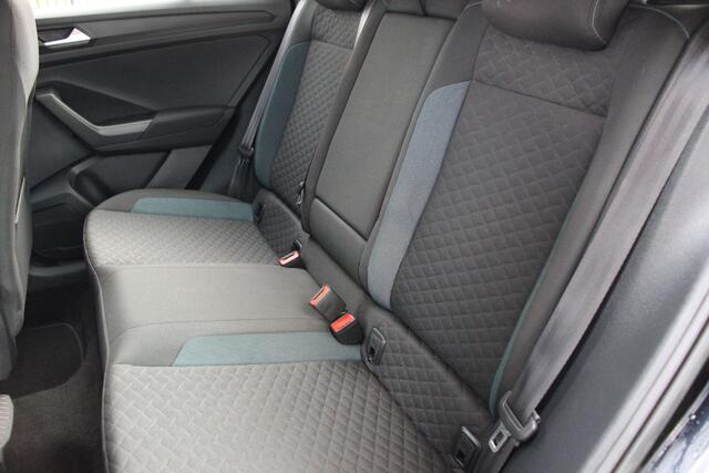 Volkswagen T-Roc 1.5 TSI Sport | ACC | Stoelverwarming | Carplay |
