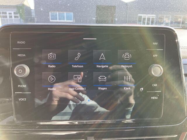 Volkswagen T-Roc 1.5 TSI 150pk DSG R-Line Business · Camera · IQ Light · Keyless · Apple/Android Car Play · Elek. Achterklep · 18"Velgen · Optiekpakket Zwart · Sportstoelen · Garantie t/m 22-05-2028 of 100.000km