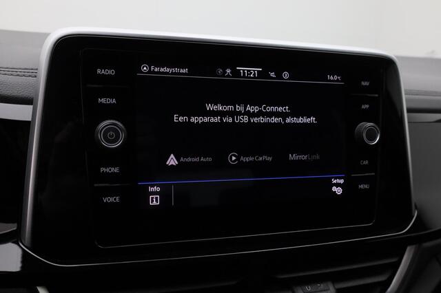 Volkswagen T-Roc 1.5 TSI 150 pk DSG R-Line | Panoramadak | IQ Light | Navigatie | Achteruitrijcamera | Stoelverwarming | Keyless Entry