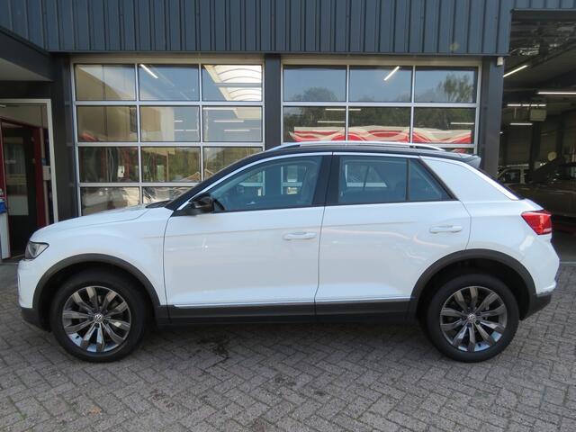 Volkswagen T-Roc 1.0 115pk TSI Style / 17 Inch / Leder / Zwart dak / Navi / BOVAG
