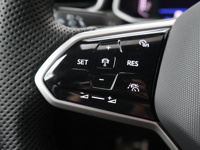 Volkswagen T-Roc R-Line Business (1) GP 1.5 110 kW / 150 pk TSI 7-versn. DSG | Dodehoeksensor | R-Line topsport stoelen | Navigatie | Stoelverwarming |