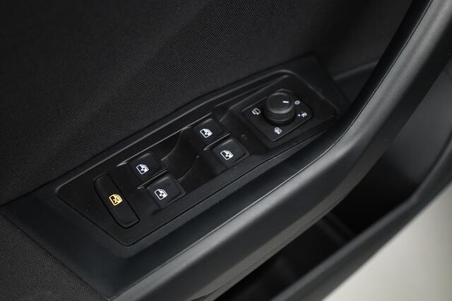 Volkswagen T-Roc 1.5 TSI DSG 150pk | Navi | Adapt. Cruise | LED | All Seasons | Stoelverw. | Apple CarPlay