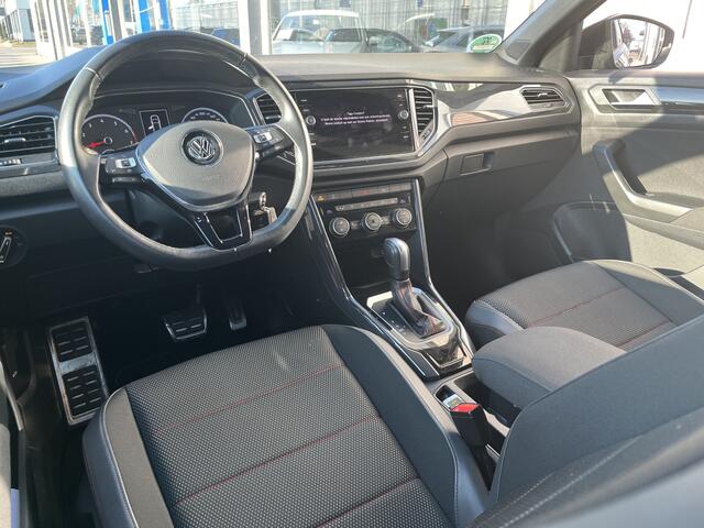 Volkswagen T-Roc 1.5 TSI Sport / AUTOMAAT/ ADAPT. CRUISE/ NAVI/ PARK. SENSOREN V&A/ CLIMATE/ STUUR & STOELVERWARMING/ LANE ASSIST