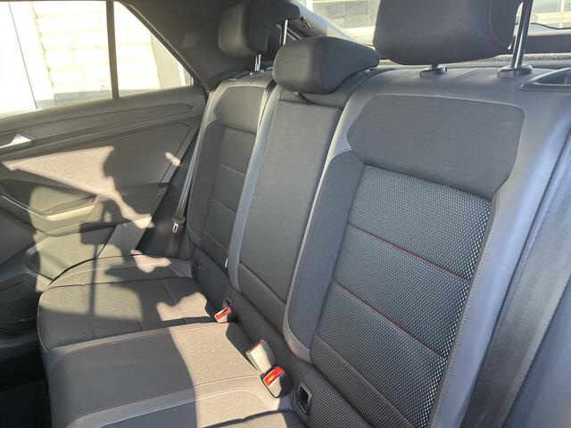 Volkswagen T-Roc 1.5 TSI Sport / AUTOMAAT/ ADAPT. CRUISE/ NAVI/ PARK. SENSOREN V&A/ CLIMATE/ STUUR & STOELVERWARMING/ LANE ASSIST