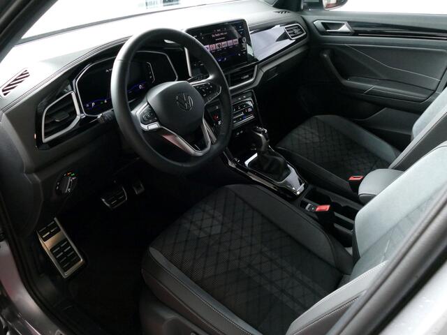 Volkswagen T-Roc 1.5 TSI 150PK R-LINE EVO IQ LIGHT ALCANTARA ELEK.KLEP CARPLAY STOEL/STUUR VERW. 18"LMV VIR.COCKPIT 10/2024 Ascotgrau 70 BIJNA NIEUWE VOLKSWAGEN'S UIT VOORRAAD LEVERBAAR