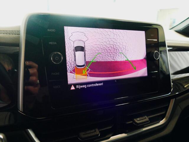 Volkswagen T-Roc 1.5 TSI 150PK R-LINE EVO IQ LIGHT ALCANTARA ELEK.KLEP CARPLAY STOEL/STUUR VERW. 18"LMV VIR.COCKPIT 10/2024 Ascotgrau 70 BIJNA NIEUWE VOLKSWAGEN'S UIT VOORRAAD LEVERBAAR