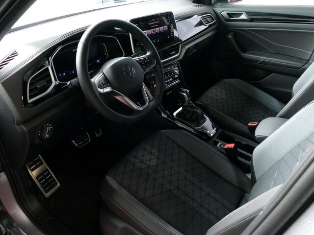 Volkswagen T-Roc 1.5 TSI 150PK R-LINE EVO IQ LIGHT ALCANTARA ELEK.KLEP CARPLAY STOEL/STUUR VERW. 18"LMV VIR.COCKPIT 10/2024 Ascotgrau 70 BIJNA NIEUWE VOLKSWAGEN'S UIT VOORRAAD LEVERBAAR