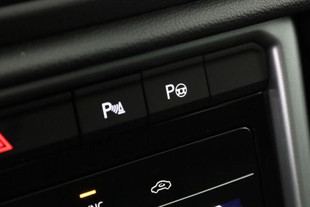 Volkswagen T-Roc Life Edition 1.5 TSI 110 kW / 150 pk DSG | IQ Light | Camera | Park Assist | Keyless | 17 inch