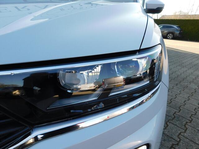 Volkswagen T-Roc 1.5 TSI R-Line, Carplay, ACC, Virtual Cockpit, Trekhaak