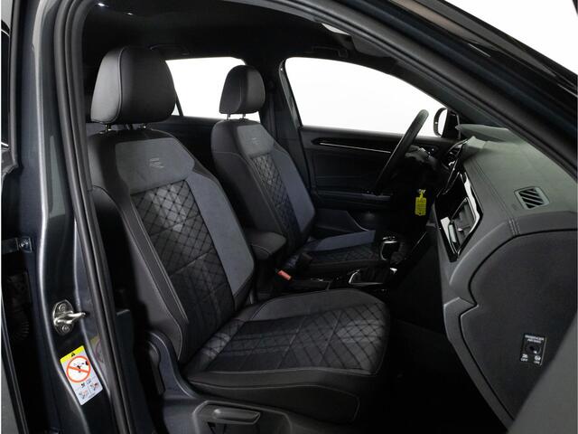 Volkswagen T-Roc R-Line 1.5 TSI 150pk Automaat | Black Style | Camera | IQ-LED | Dodehoekdetectie | Navigatie | Stoelverwarming |