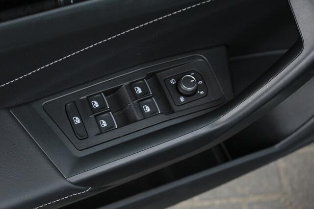 Volkswagen T-Roc 1.5 TSI R-Line | ACC | Trekhaak | Carplay