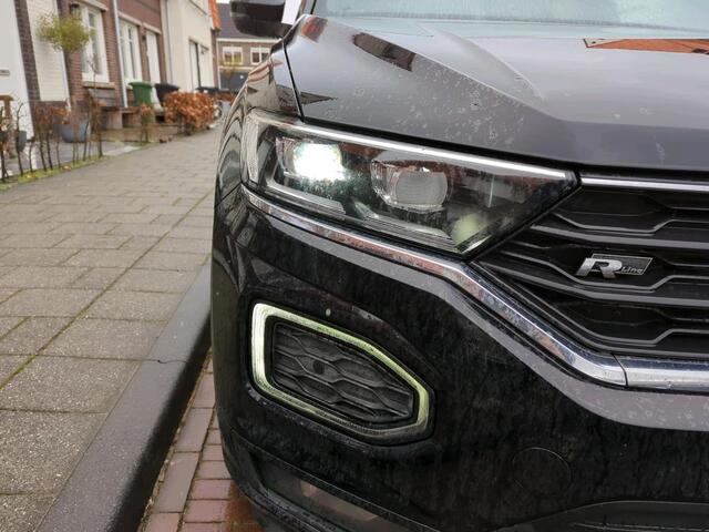 Volkswagen T-Roc 1.5 TSI Sport /DSG/ Metallic/ Digitale cockpit/ Led/ Panoramadak/ R Line Int. + Ext./ / Elec. K./ Camera/ Parkeersensoren/ 18 lmv