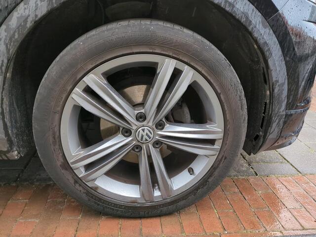 Volkswagen T-Roc 1.5 TSI Sport /DSG/ Metallic/ Digitale cockpit/ Led/ Panoramadak/ R Line Int. + Ext./ / Elec. K./ Camera/ Parkeersensoren/ 18 lmv