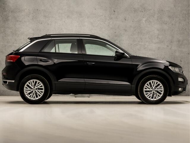 Volkswagen T-Roc 1.5 TSI Sport 150Pk Automaat (APPLE CARPLAY, GROOT NAVI, CLIMATE, ADAPTIVE CRUISE, SPORTSTOELEN, DAB+, PARKEERSENSOREN, NIEUWSTAAT)
