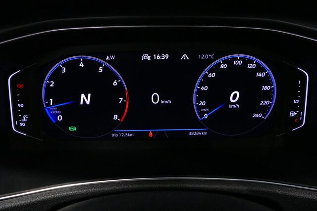 Volkswagen T-Roc Cabrio 1.5 TSI R-Line / Black Style / Stoelverwarming / Beats Audio / Stuurwiel verwarming / Achteruitrijcamera / Apple Carplay - Andriod Auto / Adaptive Cruise Control / Full LED / Dodehoek assistent / DAB / Parkassist / Trekhaak (afneembaar) / Digitaal 