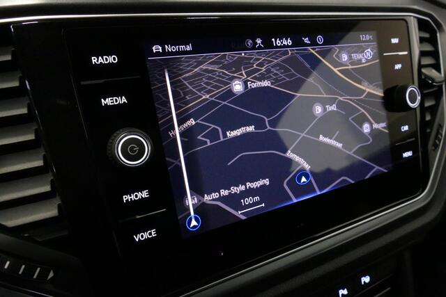 Volkswagen T-Roc Cabrio 1.5 TSI R-Line / Black Style / Stoelverwarming / Beats Audio / Stuurwiel verwarming / Achteruitrijcamera / Apple Carplay - Andriod Auto / Adaptive Cruise Control / Full LED / Dodehoek assistent / DAB / Parkassist / Trekhaak (afneembaar) / Digitaal 