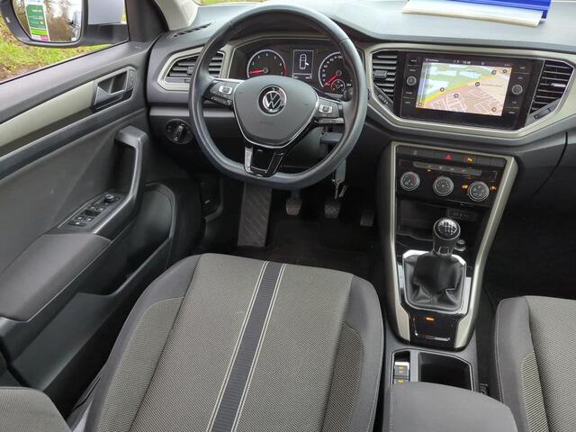 Volkswagen T-Roc 1.0 TSI 110pk Style / Navigatie / Donker glas/ PDC / 16" LMV