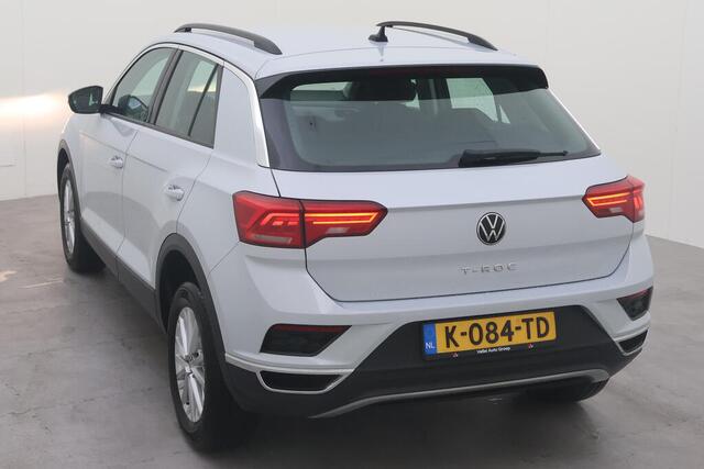 Volkswagen T-Roc 1.0 TSI 110pk Style / Navigatie / Donker glas/ PDC / 16" LMV