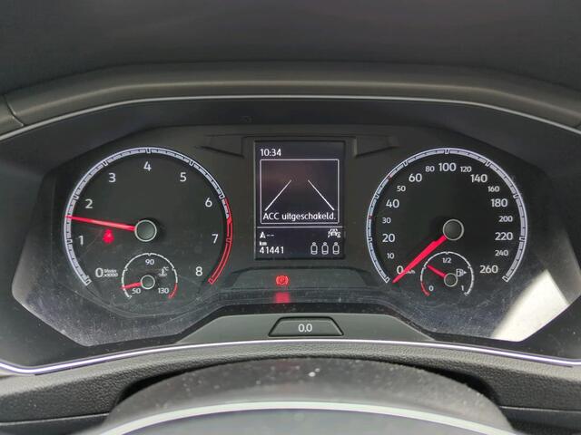 Volkswagen T-Roc 1.0 TSI 110pk Style / Navigatie / Donker glas/ PDC / 16" LMV