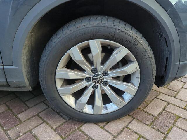 Volkswagen T-Roc 1.5 TSI Sport DSG/ Digitale Cockpit/ Led/ Luxe Sportint. / Clima/ Navi/ / Parkeersensoren/ 17 lmv
