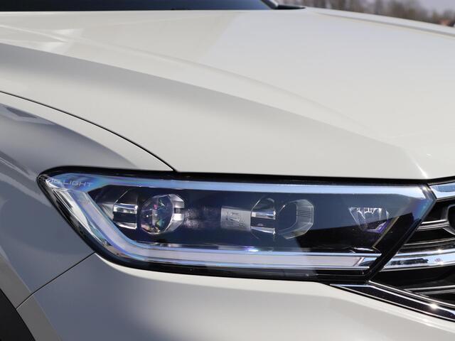 Volkswagen T-Roc 1.5 TSI 150 pk DSG R-Line | Navigatie | Panoramadak | IQ Light | Camera | App Connect | Stoelverwarming | 18'' Nevada | Fabrieksgarantie tot 13-06-2026 of 100.000km |