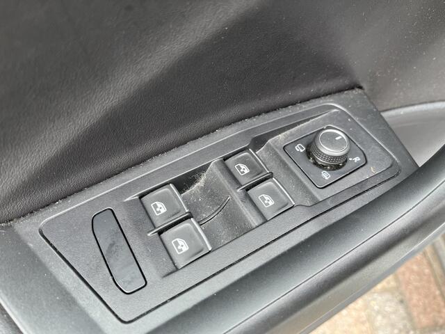 Volkswagen T-Roc Cabrio 1.5 TSI R-Line / AUTOMAAT/ 2X R-LINE/ KEYLESS/ 19" LMV/ LEDER/ PARK. SENSOREN + CAMERA/ ADAPT. CRUISE/ NAVI/ DAB/ SPRAAKBEDIENING/ STOEL-STUUR VERWARM./ RIJ-MODI
