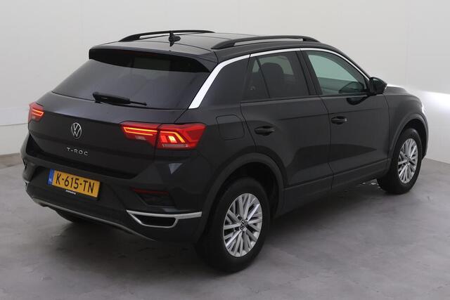 Volkswagen T-Roc 1.0 TSI Style / DIigtaal dashboard / LED / Pano / Climate controle / Navigatie / Parkeersensoren /