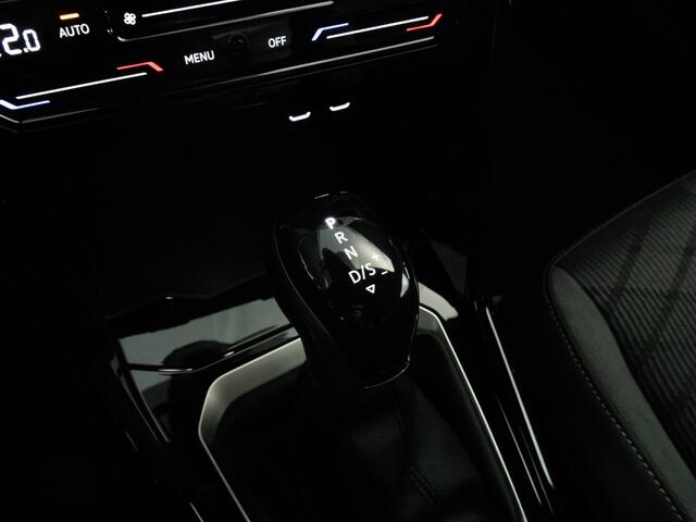 Volkswagen T-Roc R-Line 1.5 TSI 150 PK DSG AUTOMAAT | LED IQ | Stoelverwarming | Achteruitrijcamera | Navigatie |