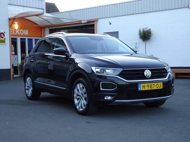 Volkswagen T-Roc 1.5 TSI Sport Automatische airco, cruise controle, navigatie, app-connect, panorama dak, stoel verwarming, achteruitrijcamera, digitaal display, trekhaak, enz.