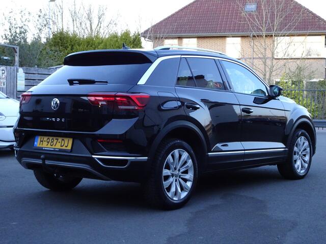Volkswagen T-Roc 1.5 TSI Sport Automatische airco, cruise controle, navigatie, app-connect, panorama dak, stoel verwarming, achteruitrijcamera, digitaal display, trekhaak, enz.