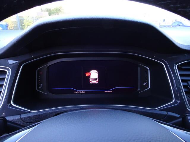 Volkswagen T-Roc 1.5 TSI Sport Automatische airco, cruise controle, navigatie, app-connect, panorama dak, stoel verwarming, achteruitrijcamera, digitaal display, trekhaak, enz.
