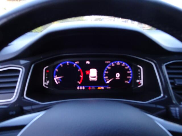 Volkswagen T-Roc 1.5 TSI Sport Automatische airco, cruise controle, navigatie, app-connect, panorama dak, stoel verwarming, achteruitrijcamera, digitaal display, trekhaak, enz.