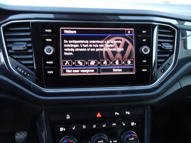Volkswagen T-Roc 1.5 TSI Sport Automatische airco, cruise controle, navigatie, app-connect, panorama dak, stoel verwarming, achteruitrijcamera, digitaal display, trekhaak, enz.