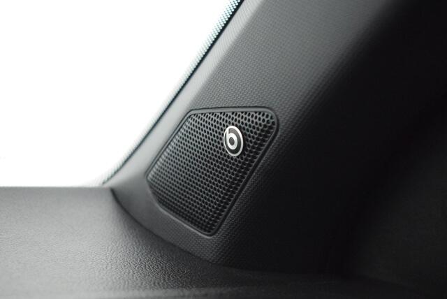 Volkswagen T-Roc 1.5 TSI 150pk DSG 2x R-Line Trekhaak Camera Keyless Beats Virtual Cockpit Navigatie