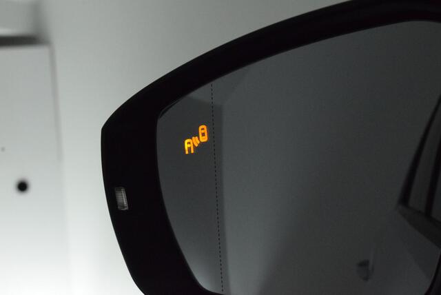 Volkswagen T-Roc 1.5 TSI 150pk DSG 2x R-Line Trekhaak Camera Keyless Beats Virtual Cockpit Navigatie
