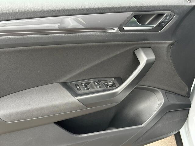 Volkswagen T-Roc 1.5 TSI 150pk DSG IQ-DRIVE | Trekhaak | Virtual cockpit | Adapt. Cruise | Led | Incl. 1 jaar Bovag garantie