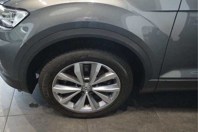 Volkswagen T-Roc 1.5 TSI Style navi clima camera led pdc 17 inch 150 pk !!