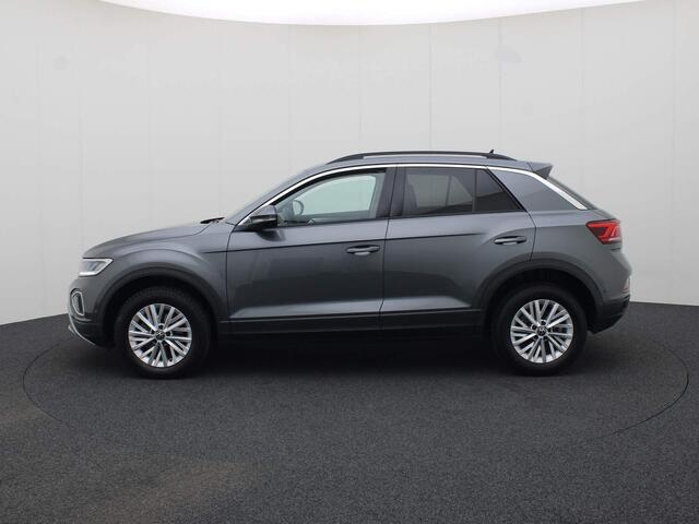 Volkswagen T-Roc 1.5 TSI 150PK Life DSG automaat | Navigatie | Apple Carplay | Parkeersensoren | Stoelverwarming | Fabrieksgarantie tot maart 2026 of 100.000km