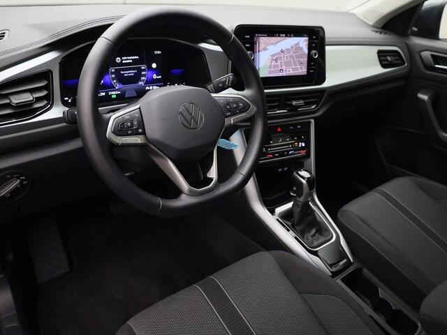 Volkswagen T-Roc 1.5 TSI 150PK Life DSG automaat | Navigatie | Apple Carplay | Parkeersensoren | Stoelverwarming | Fabrieksgarantie tot maart 2026 of 100.000km