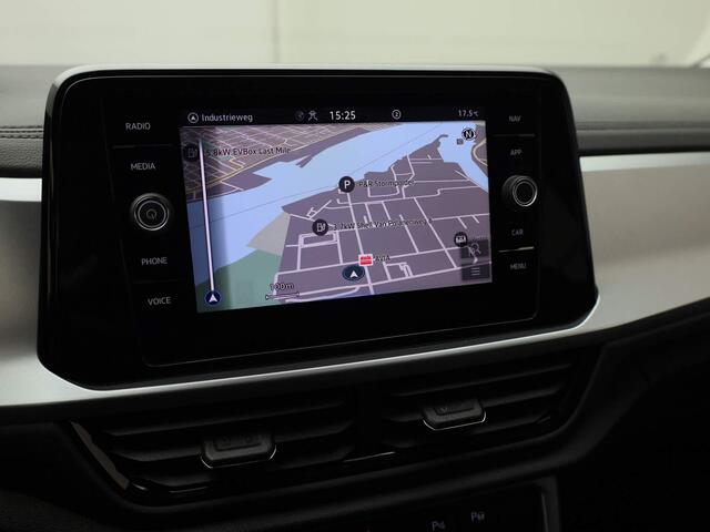 Volkswagen T-Roc 1.5 TSI 150PK Life DSG automaat | Navigatie | Apple Carplay | Parkeersensoren | Stoelverwarming | Fabrieksgarantie tot maart 2026 of 100.000km