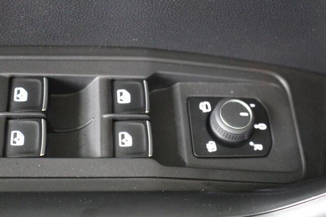 Volkswagen T-Roc 1.5 TSI Style Business Airco | Navigatie | Adaptieve Cruise Control | Spiegelpakket