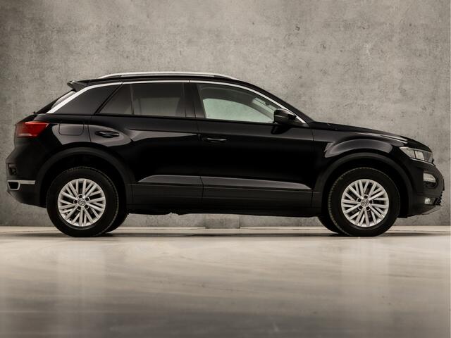 Volkswagen T-Roc 1.0 TSI Sport (APPLE CARPLAY, GROOT NAVI, CLIMATE, ADAPTIVE CRUISE, SPORTSTOELEN, GETINT GLAS, PARKEERSENSOREN, NIEUWE APK, NIEUWSTAAT)