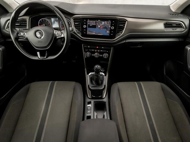 Volkswagen T-Roc 1.0 TSI Sport (APPLE CARPLAY, GROOT NAVI, CLIMATE, ADAPTIVE CRUISE, SPORTSTOELEN, GETINT GLAS, PARKEERSENSOREN, NIEUWE APK, NIEUWSTAAT)