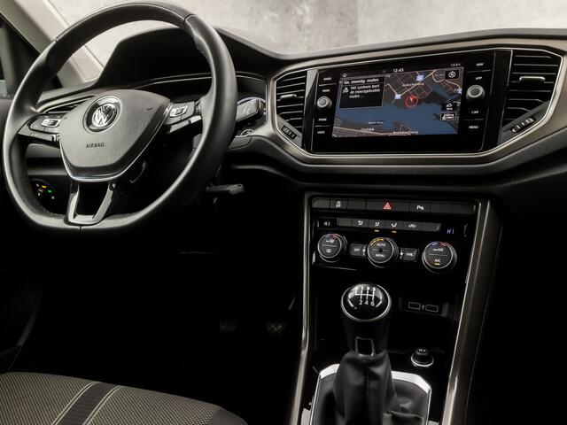 Volkswagen T-Roc 1.0 TSI Sport (APPLE CARPLAY, GROOT NAVI, CLIMATE, ADAPTIVE CRUISE, SPORTSTOELEN, GETINT GLAS, PARKEERSENSOREN, NIEUWE APK, NIEUWSTAAT)