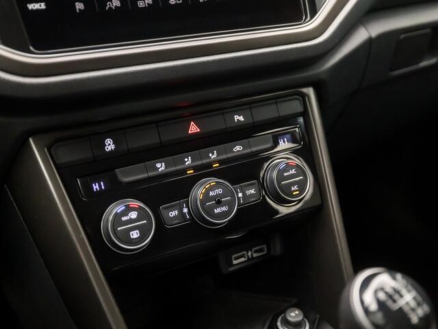 Volkswagen T-Roc 1.0 TSI Sport (APPLE CARPLAY, GROOT NAVI, CLIMATE, ADAPTIVE CRUISE, SPORTSTOELEN, GETINT GLAS, PARKEERSENSOREN, NIEUWE APK, NIEUWSTAAT)