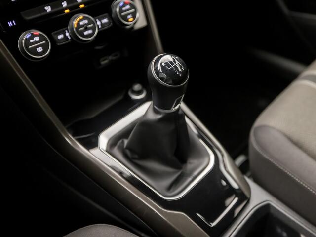 Volkswagen T-Roc 1.0 TSI Sport (APPLE CARPLAY, GROOT NAVI, CLIMATE, ADAPTIVE CRUISE, SPORTSTOELEN, GETINT GLAS, PARKEERSENSOREN, NIEUWE APK, NIEUWSTAAT)