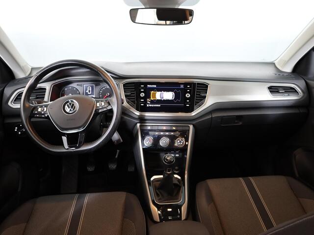 Volkswagen T-Roc 1.5 TSI Style 150 pk | Parkeersensoren | Airco | Adaptieve cruise control | Buitenspiegels elektr. inklapbaar |