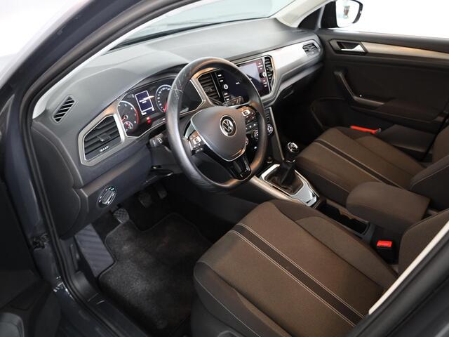 Volkswagen T-Roc 1.5 TSI Style 150 pk | Parkeersensoren | Airco | Adaptieve cruise control | Buitenspiegels elektr. inklapbaar |