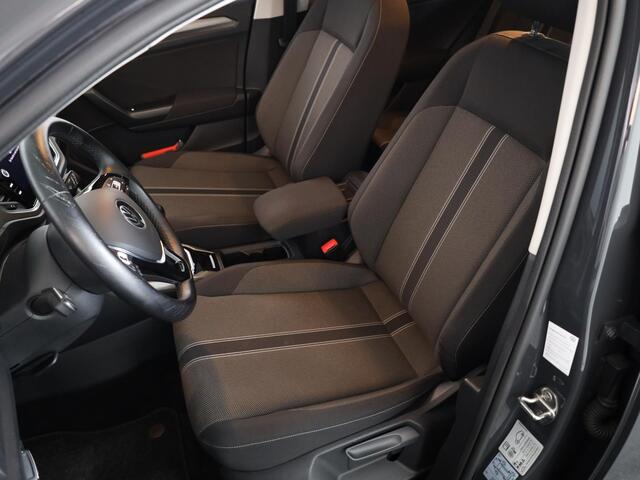 Volkswagen T-Roc 1.5 TSI Style 150 pk | Parkeersensoren | Airco | Adaptieve cruise control | Buitenspiegels elektr. inklapbaar |